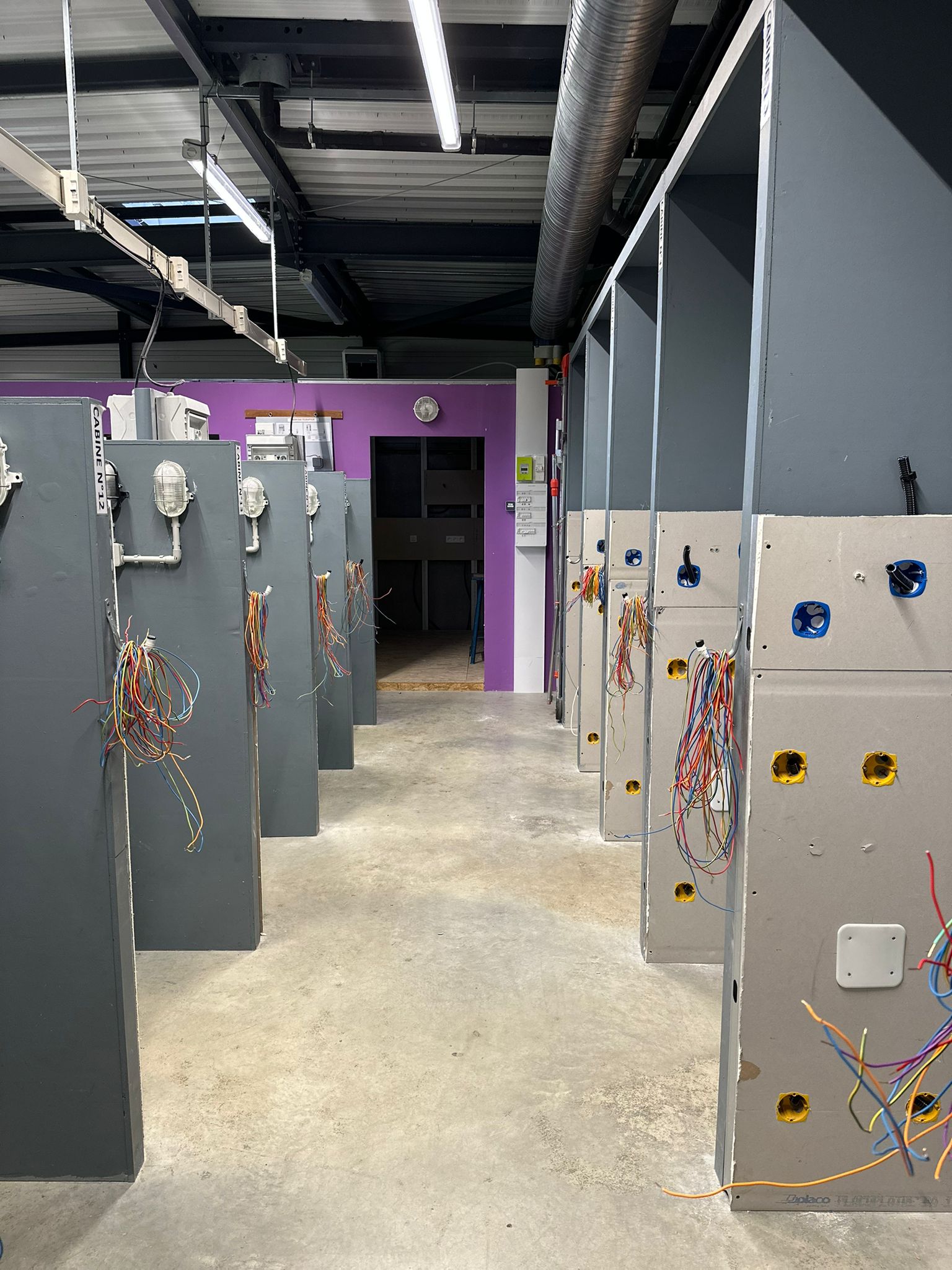 une photo de l'atelier d'électricité